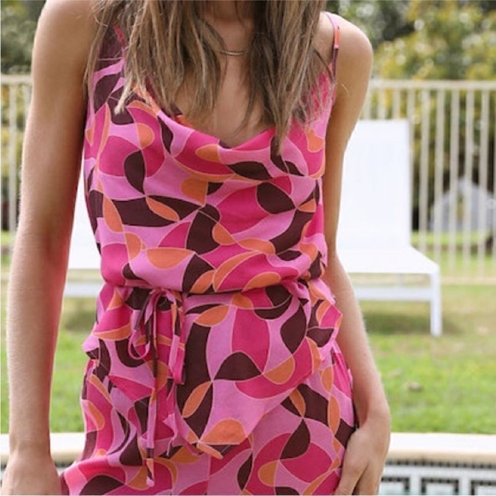 CHARLIE HOLIDAY NWT CATALINA 2 piece TOP AND SKIRT ABSTRACT SWIRL
PINK SIZE 8
